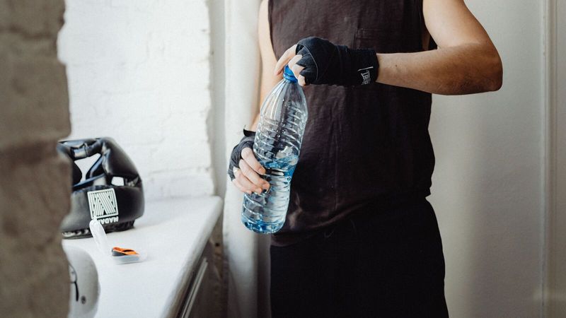 Обычная негазированная бутилированная вода подходит для разового долива небольшого объёма – но не как постоянная практика на каждую неделю
