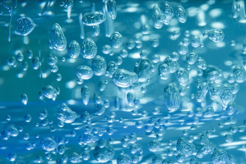 Растворённый в воде кислород не может накапливаться бесконечно – лишний уходит пузырьками